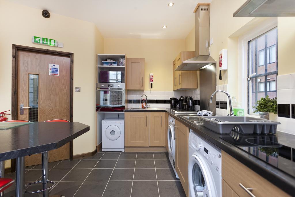 Emporium Apartments: Spacious City Centre Living with Full Kitchen Nottingham Room photo