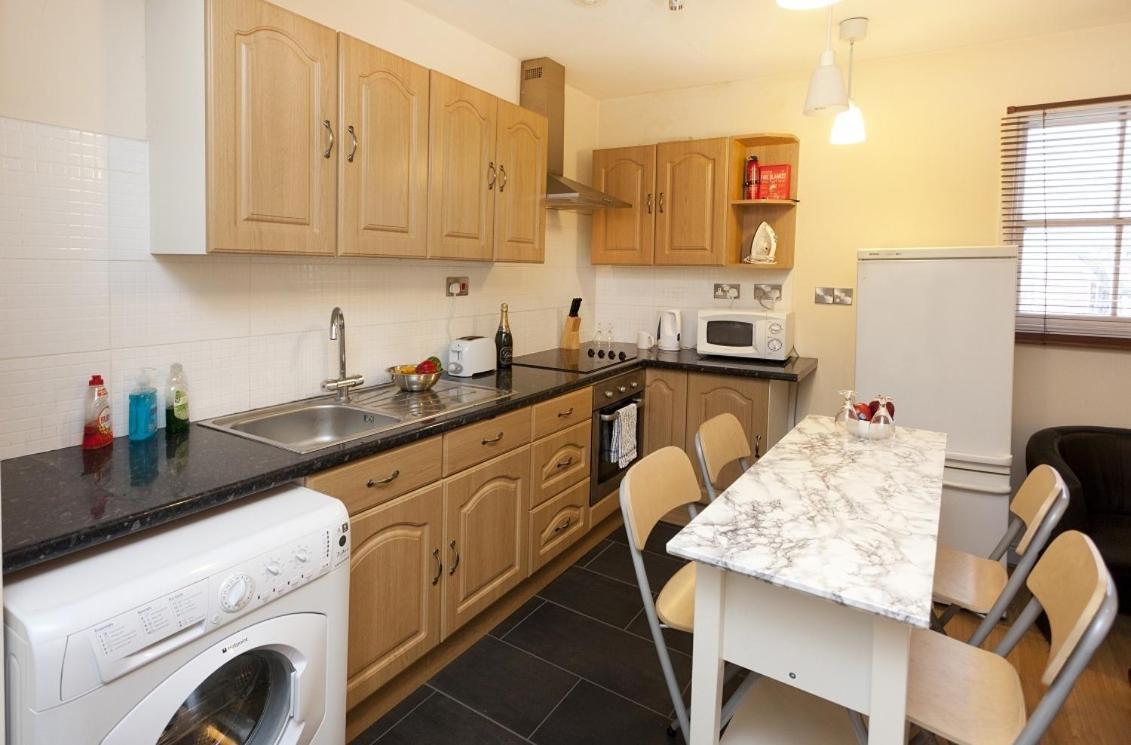 Emporium Apartments: Spacious City Centre Living with Full Kitchen Nottingham Room photo